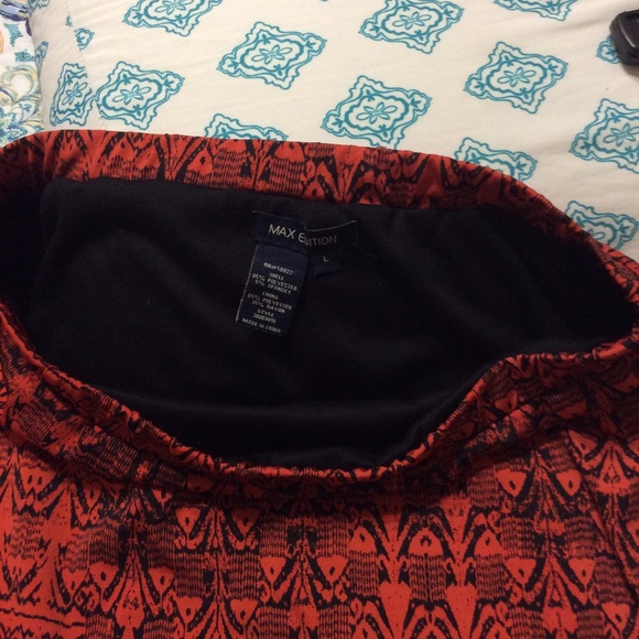 Red patterned skirt - Picture 6 of 8